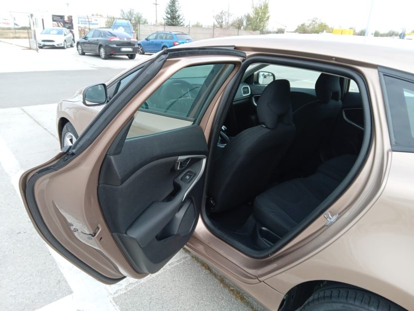 VOLVO V40 2.0 Diesel 120 CP - imagine 5