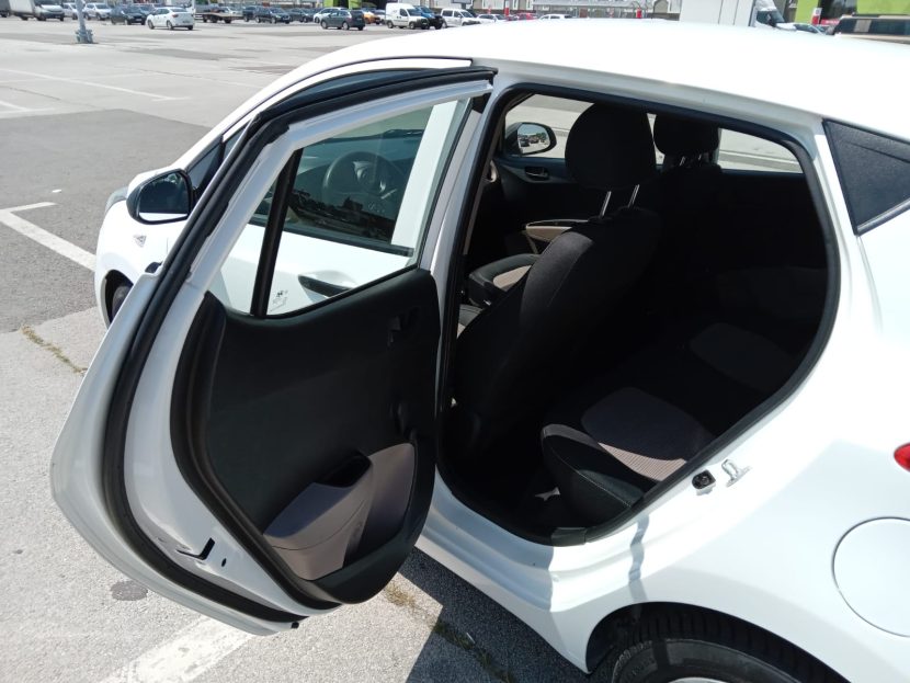 HYUNDAI i10 Benzina 68 CP - imagine 5
