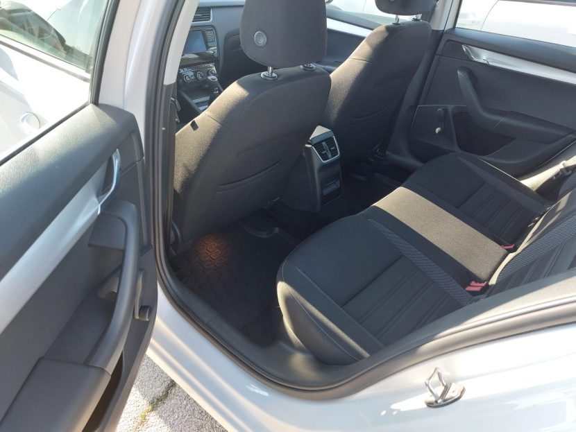 SKODA OCTAVIA 1.6 Diesel 116 CP - imagine 5
